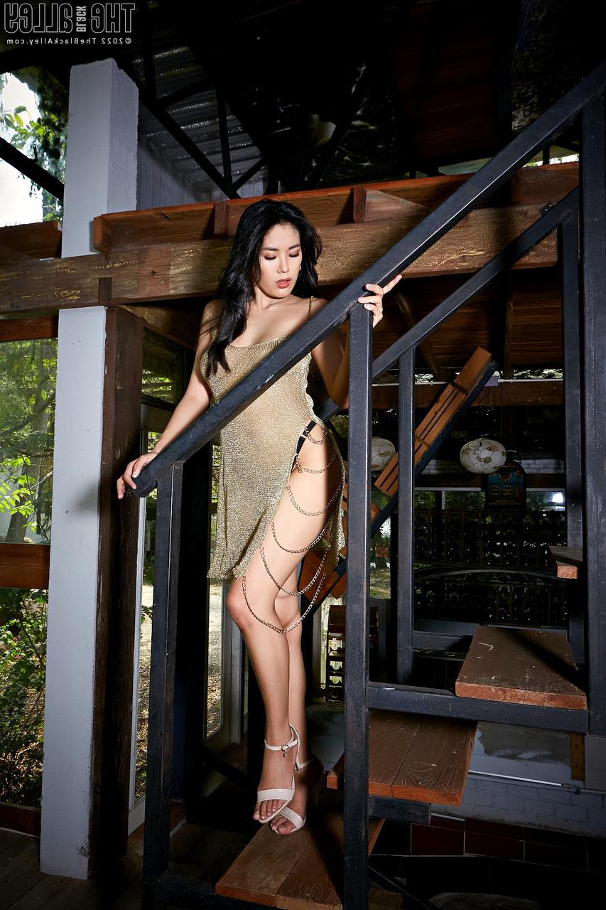 16P A bela asiática Deanna trabalha seus belos seios e buceta sem um vestido transparente