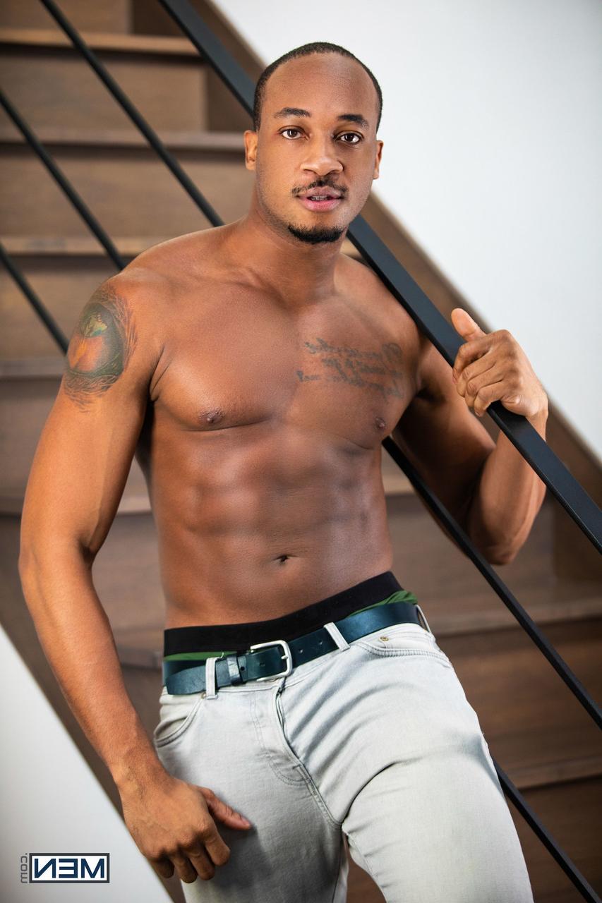 20P L'homme noir bisexuel musclé Trent King trompe sa copine avec un haut blanc