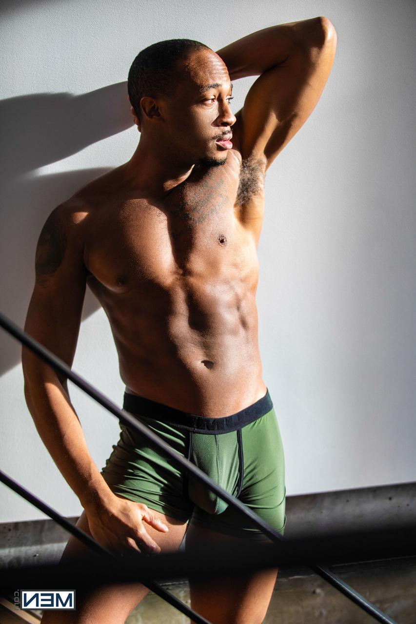 20P L'homme noir bisexuel musclé Trent King trompe sa copine avec un haut blanc