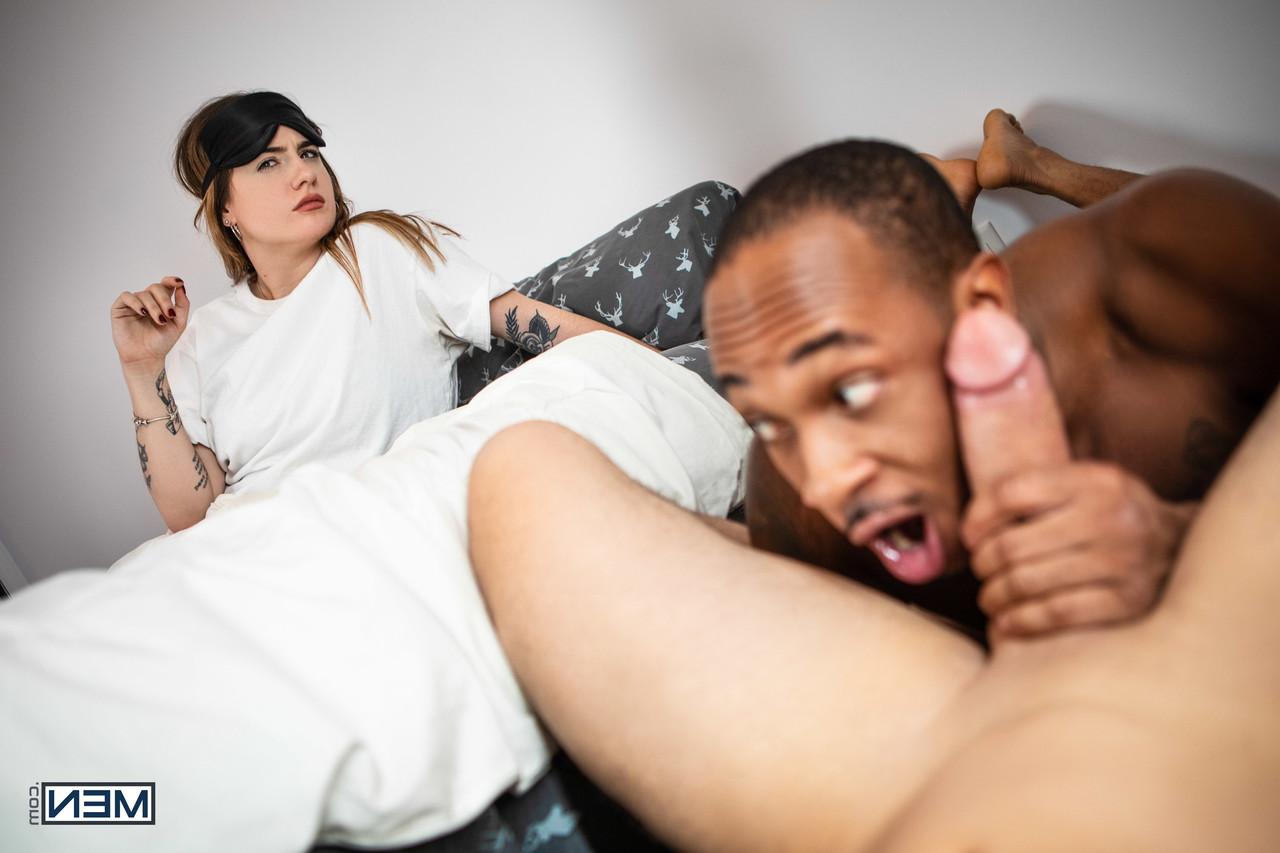 20P L'homme noir bisexuel musclé Trent King trompe sa copine avec un haut blanc