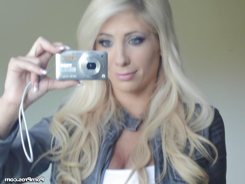 16P L'adorable blonde Tasha Reign exhibe son corps baisable.