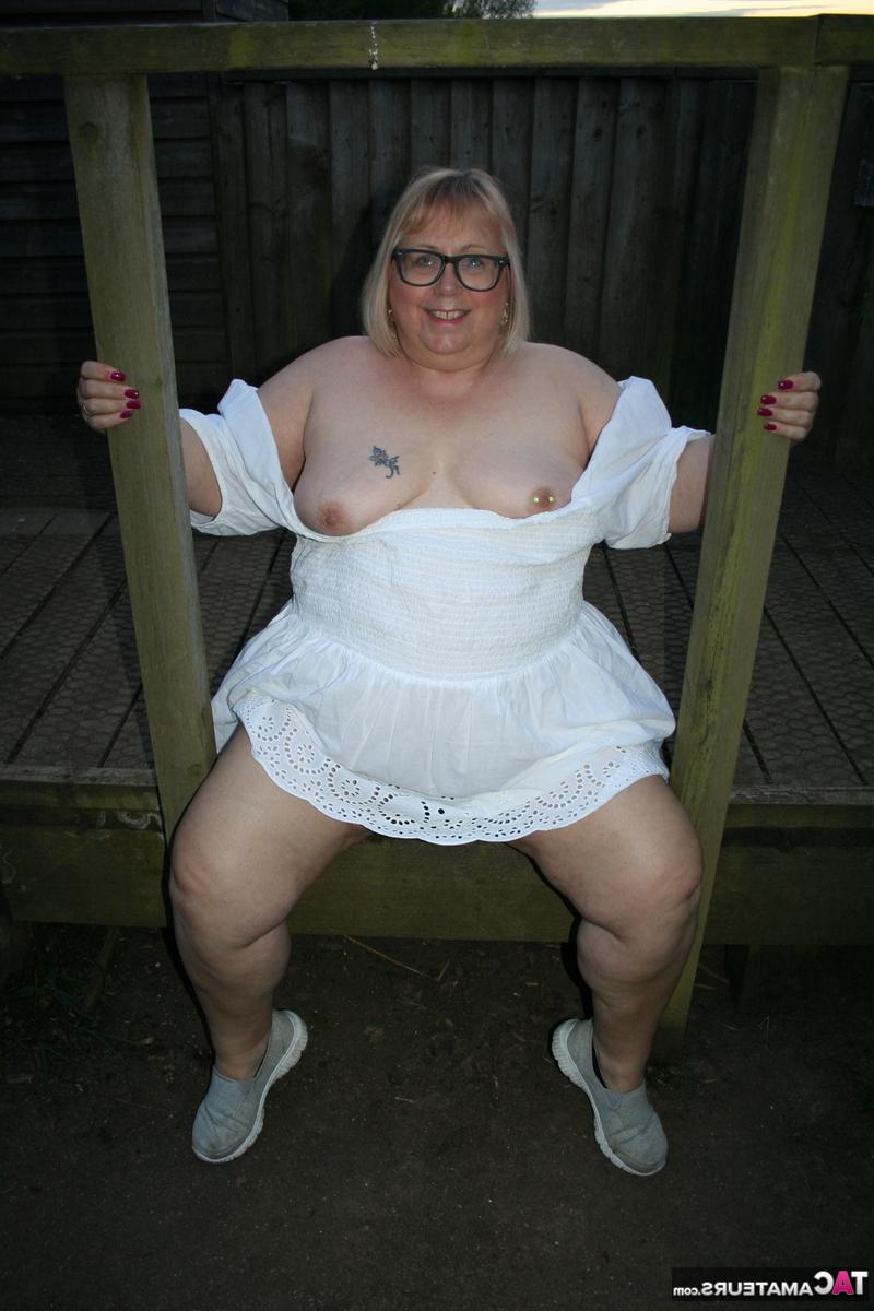 16P La obesa británica Lexie Cummings revela su coño perforado mientras está al aire libre