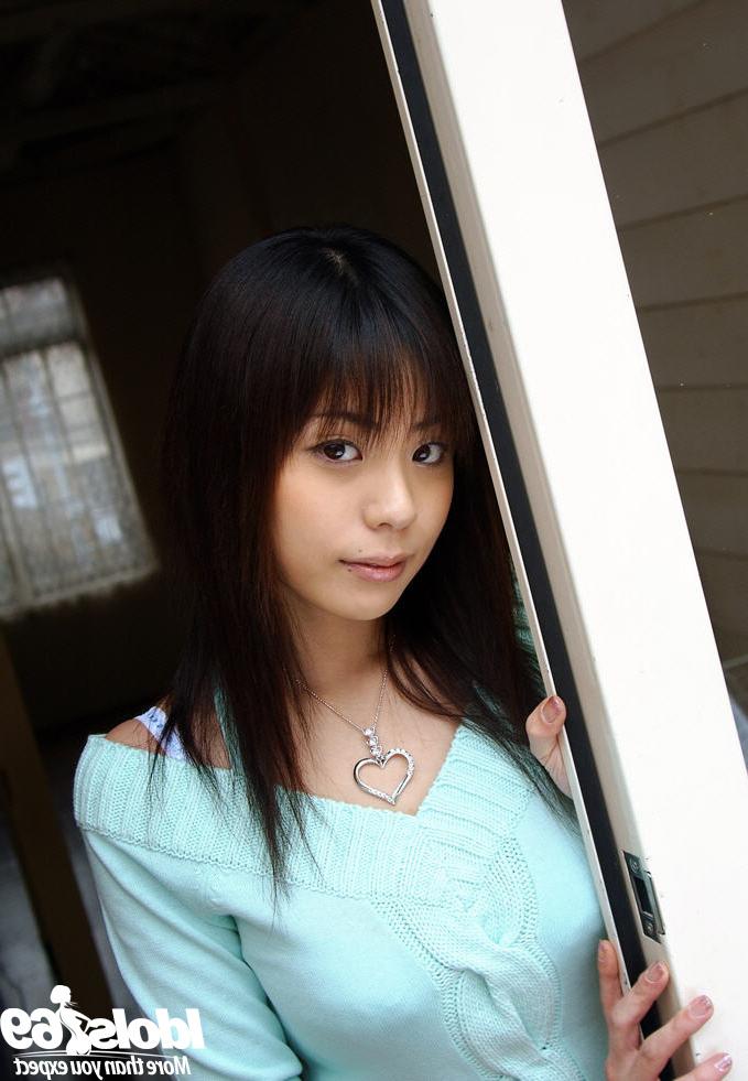 16P Adorável asiática gata Natsumi Mitsu tirando a roupa