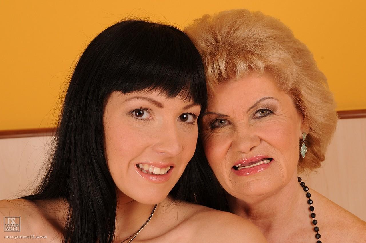 20P Die vollbusige blonde Oma Effie und die Teenagerin Brenda lecken sich gegenseitig bis zum Orgasmus