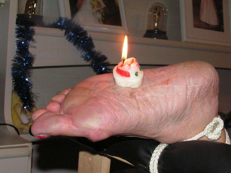 12P Une fille blanche ligotée fait du sport avec des bougies allumées sur la plante de ses pieds