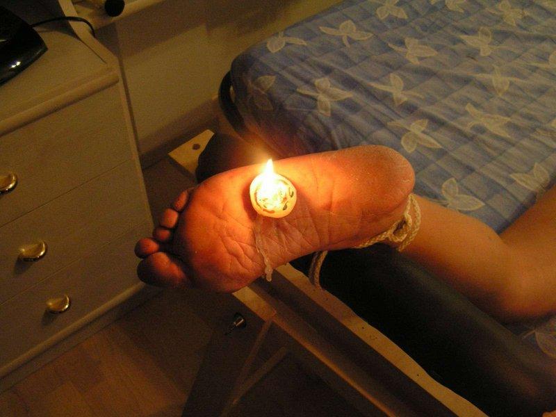 12P Une fille blanche ligotée fait du sport avec des bougies allumées sur la plante de ses pieds