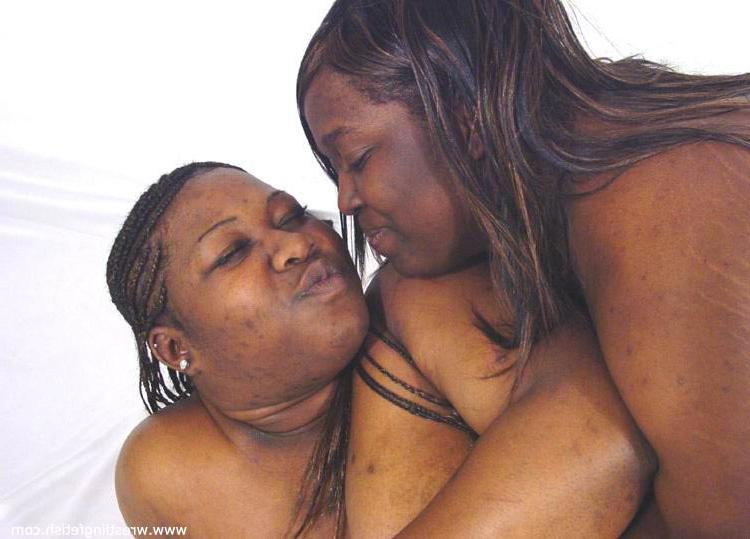15P Grandes mujeres negras exponen sus pechos mientras luchan entre sí