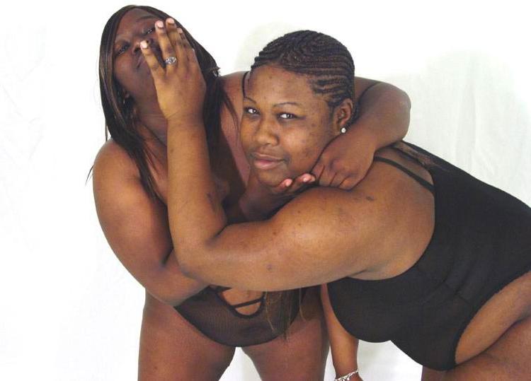 15P Grandes mujeres negras exponen sus pechos mientras luchan entre sí