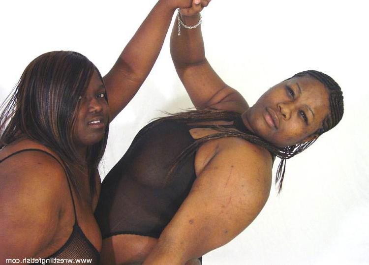15P Grandes mujeres negras exponen sus pechos mientras luchan entre sí