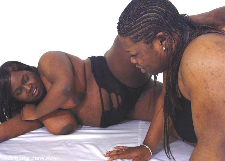 15P Grandes mujeres negras exponen sus pechos mientras luchan entre sí