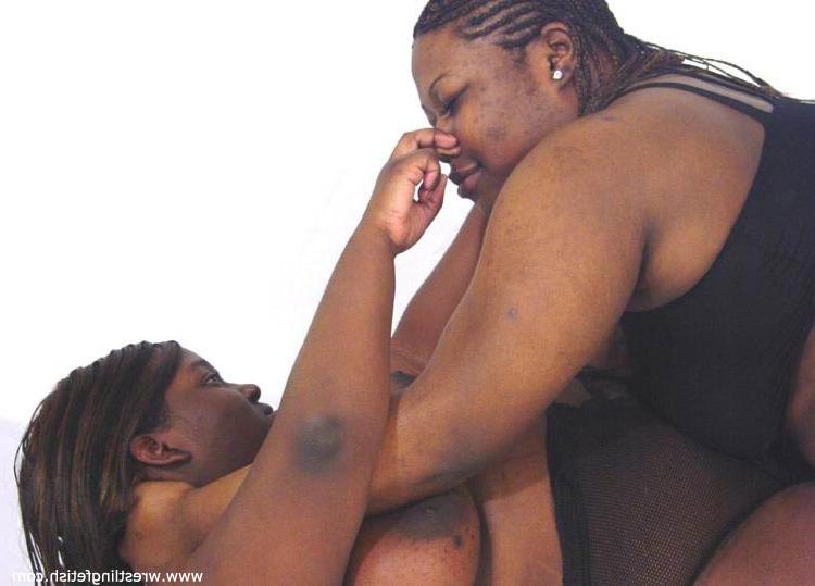 15P Grandes mujeres negras exponen sus pechos mientras luchan entre sí