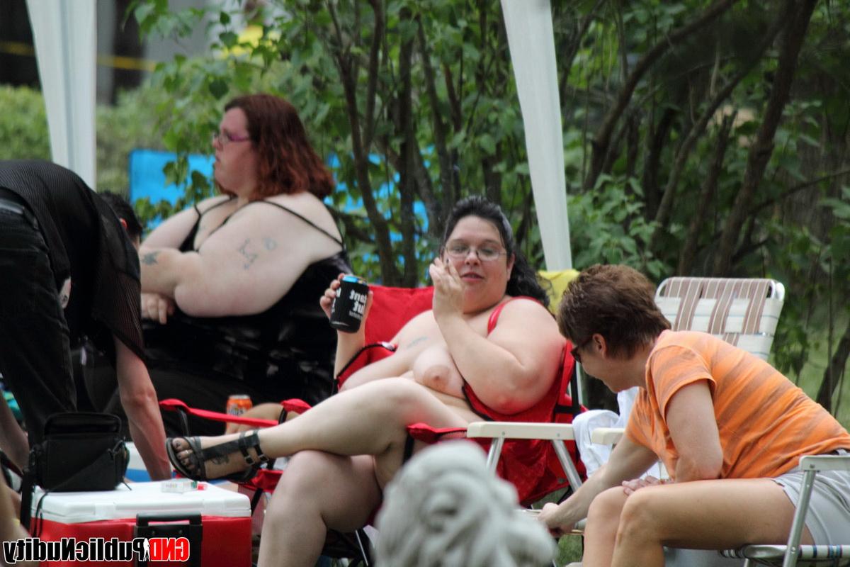 12P Des femmes amateurs montrent leurs seins et leurs chattes sur un site facultatif pour les vêtements.