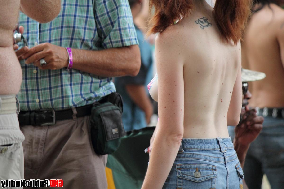 12P Des femmes amateurs montrent leurs seins et leurs chattes sur un site facultatif pour les vêtements.