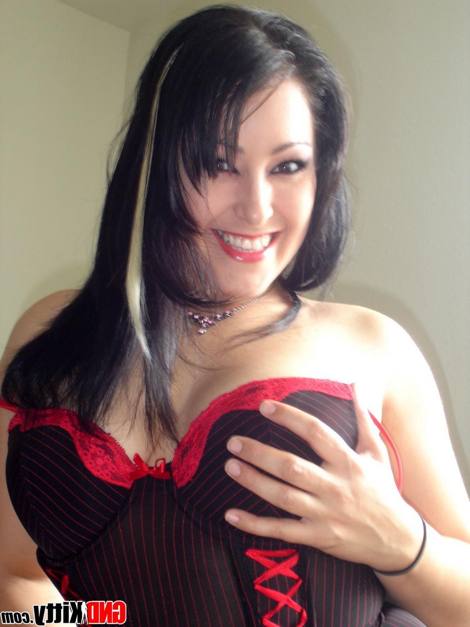 12P Une asiatique sexy serre ses gros seins naturels après avoir léché un téton