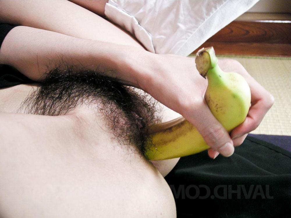12P A japonesa Kanon Hanai se masturba com uma banana antes de gozadas faciais