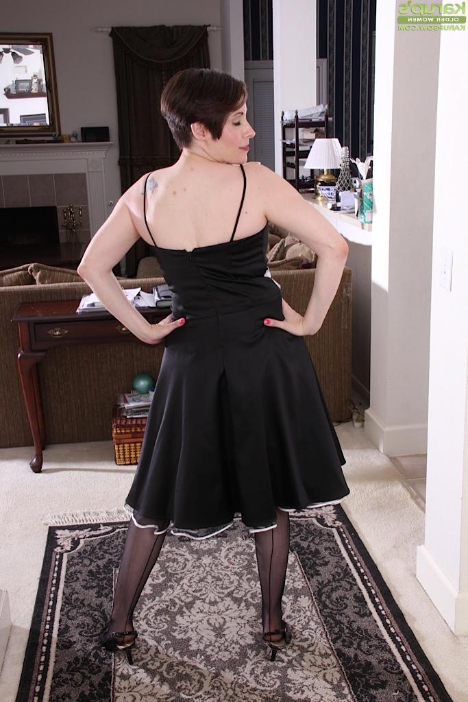 16P Sadie Jones, poupée plus âgée et bien roulée, exhibe une belle paire de seins matures.