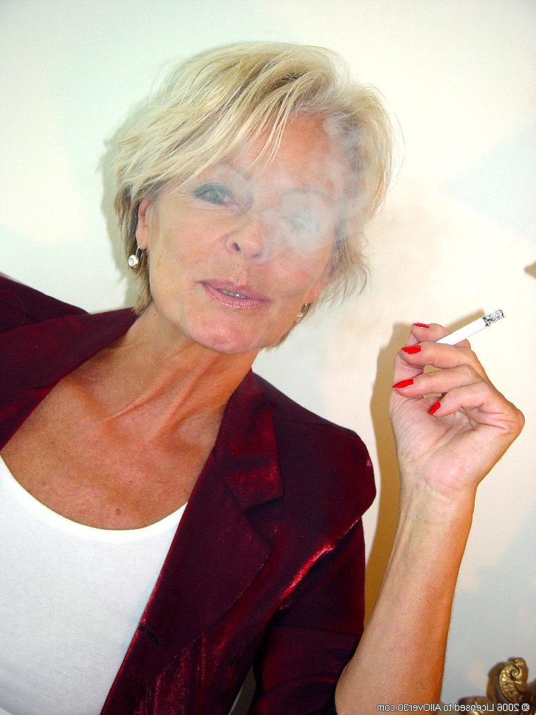 20P Die reife Lady Justine entblößt ihre schlaffen, gebräunten Titten, während sie eine Zigarette raucht