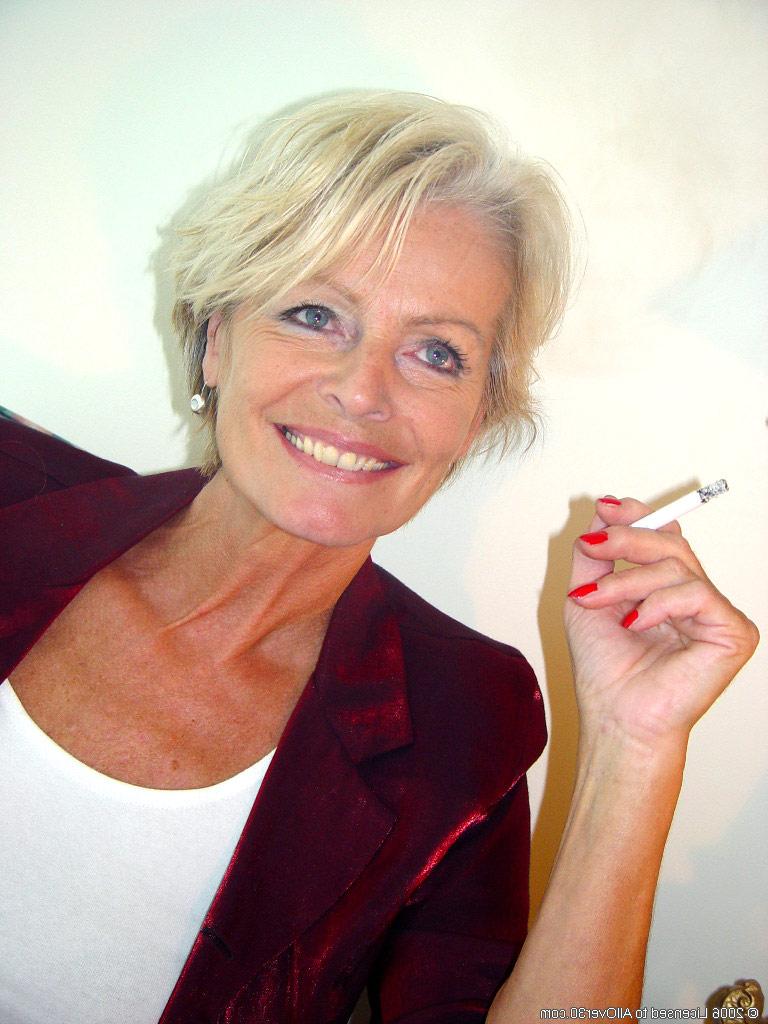 20P Die reife Lady Justine entblößt ihre schlaffen, gebräunten Titten, während sie eine Zigarette raucht