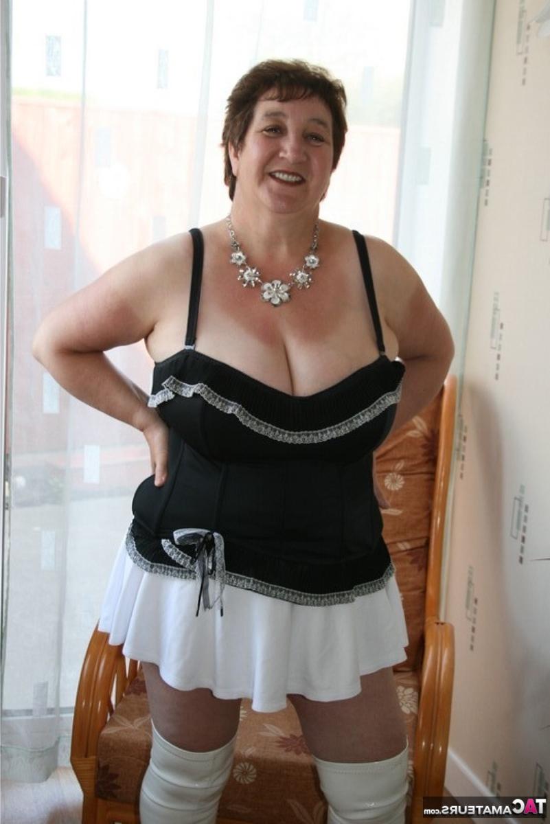 16P A gorda britânica mais velha, Kinky Carol, exibe sua calcinha sexy durante a brincadeira de upskirt