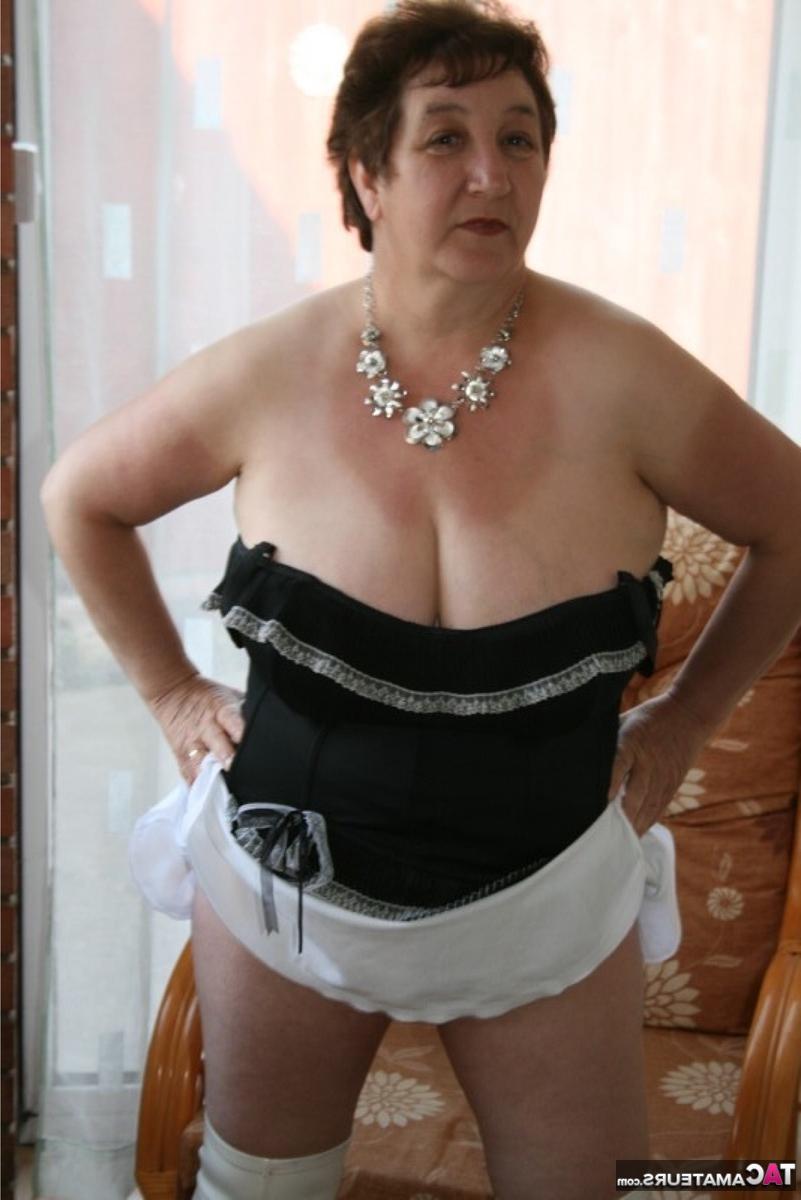 16P A gorda britânica mais velha, Kinky Carol, exibe sua calcinha sexy durante a brincadeira de upskirt