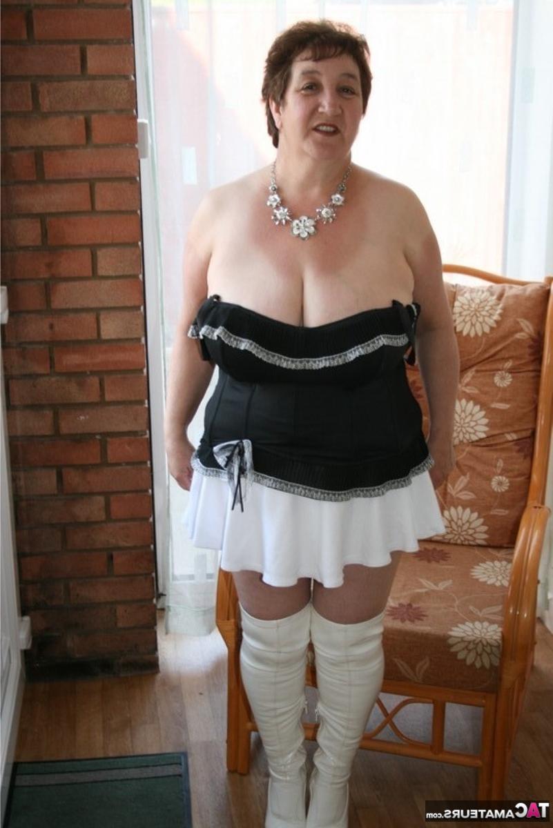 16P A gorda britânica mais velha, Kinky Carol, exibe sua calcinha sexy durante a brincadeira de upskirt