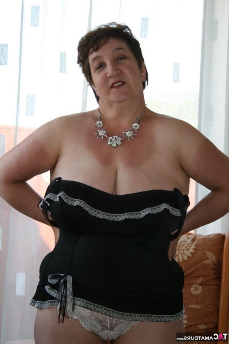 16P A gorda britânica mais velha, Kinky Carol, exibe sua calcinha sexy durante a brincadeira de upskirt