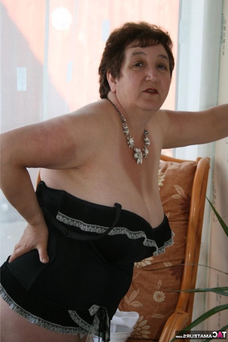 16P A gorda britânica mais velha, Kinky Carol, exibe sua calcinha sexy durante a brincadeira de upskirt