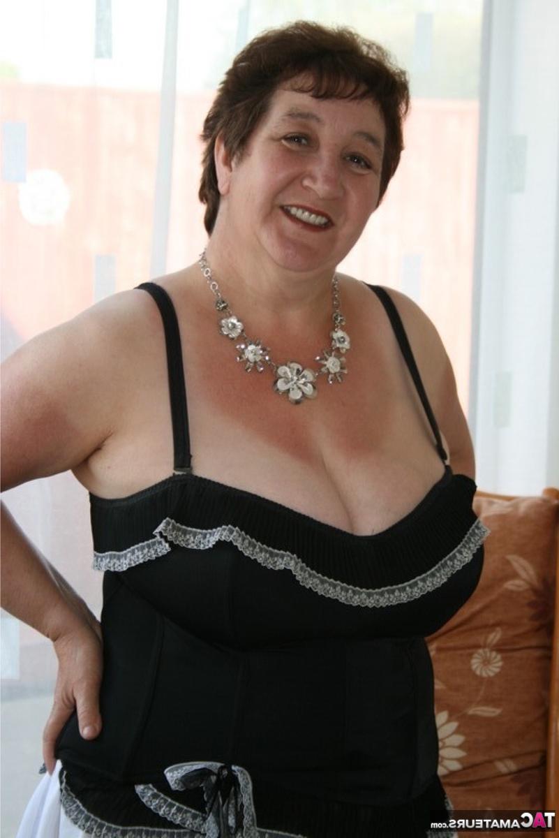 16P A gorda britânica mais velha, Kinky Carol, exibe sua calcinha sexy durante a brincadeira de upskirt