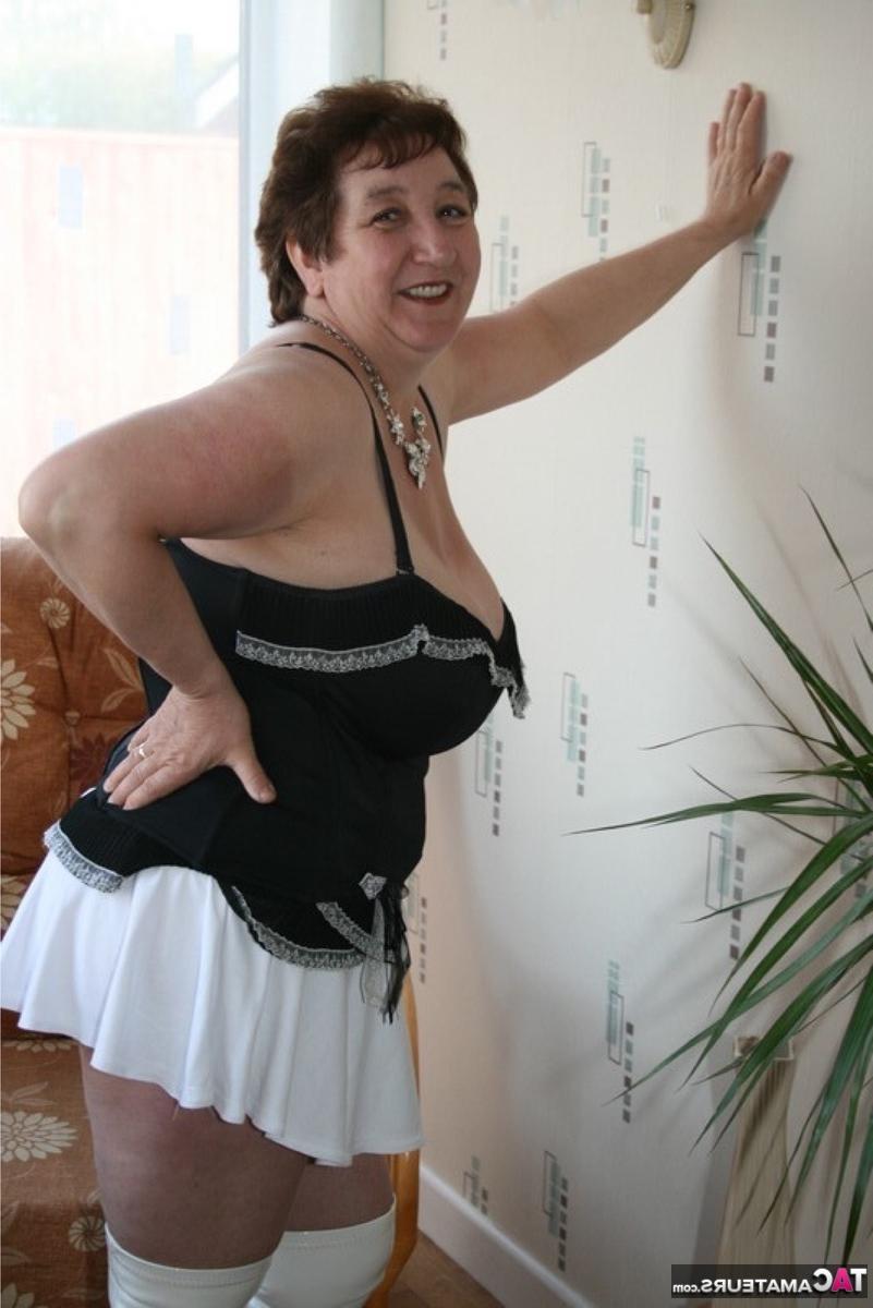 16P A gorda britânica mais velha, Kinky Carol, exibe sua calcinha sexy durante a brincadeira de upskirt