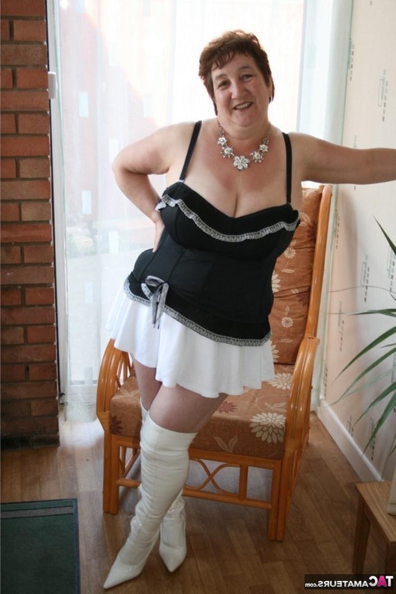 16P A gorda britânica mais velha, Kinky Carol, exibe sua calcinha sexy durante a brincadeira de upskirt