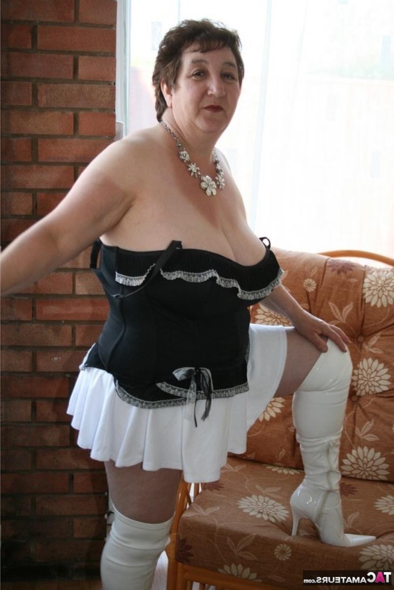 16P A gorda britânica mais velha, Kinky Carol, exibe sua calcinha sexy durante a brincadeira de upskirt