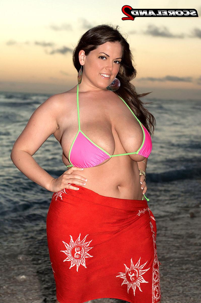 16P Mulher grande com grandes seios naturais Taylor Steele tira a roupa na praia