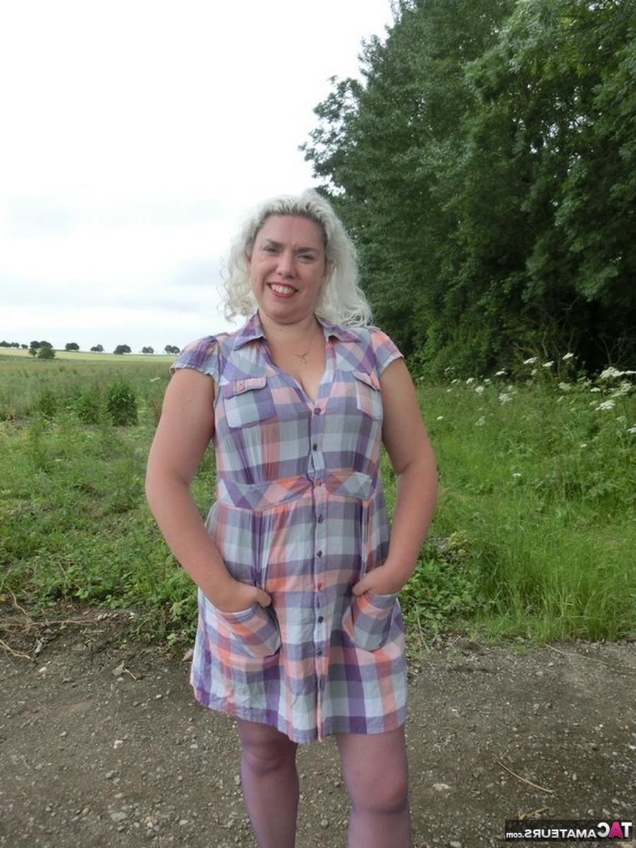 16P Die ältere Amateurin Barby entfaltet ihre kurvige Figur in einer ländlichen Umgebung