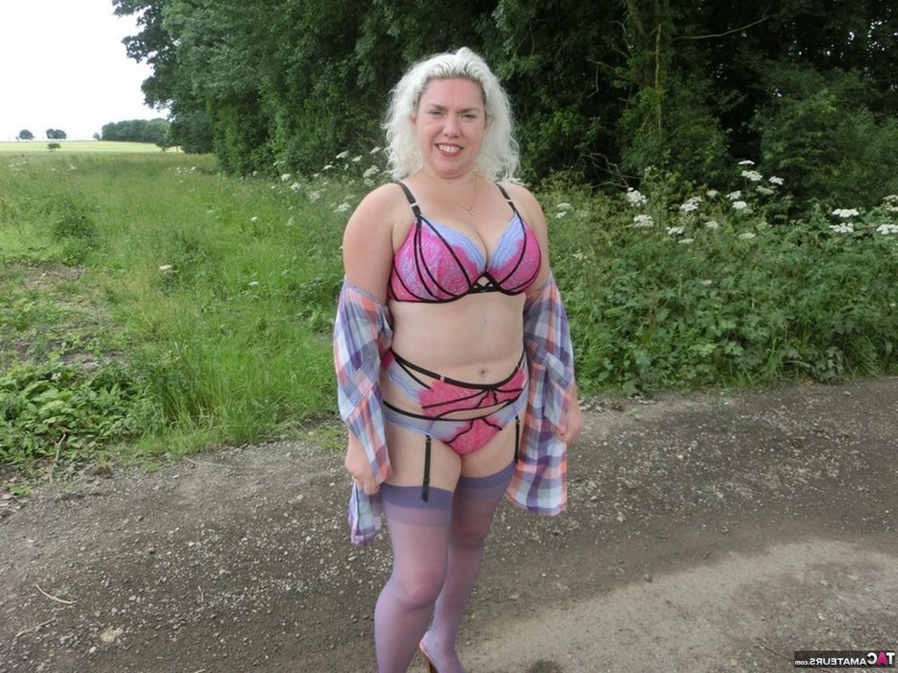 16P Die ältere Amateurin Barby entfaltet ihre kurvige Figur in einer ländlichen Umgebung