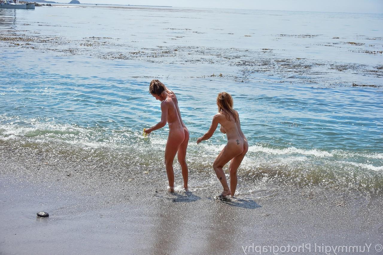 20P A lésbica madura Sofie Marie e sua namorada brincam totalmente nuas na praia