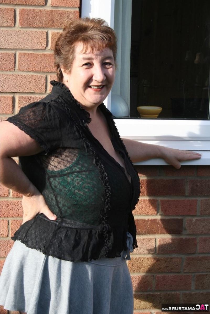 16P Die ältere britische fette Kinky Carol zieht sich vor ihrem Haus bis auf Dessous und Strumpfhosen aus