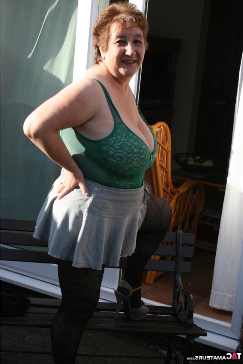 16P Die ältere britische fette Kinky Carol zieht sich vor ihrem Haus bis auf Dessous und Strumpfhosen aus