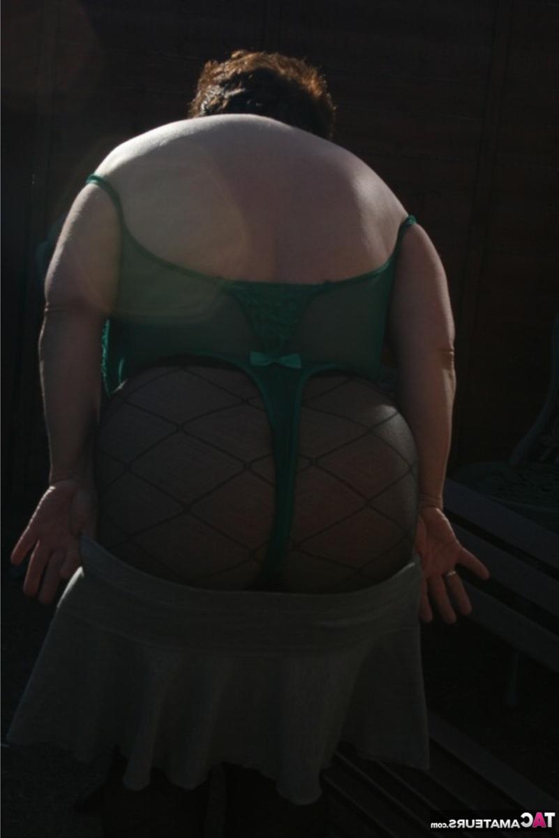 16P Die ältere britische fette Kinky Carol zieht sich vor ihrem Haus bis auf Dessous und Strumpfhosen aus