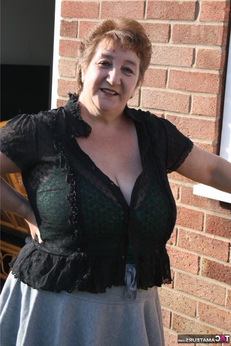 16P Die ältere britische fette Kinky Carol zieht sich vor ihrem Haus bis auf Dessous und Strumpfhosen aus