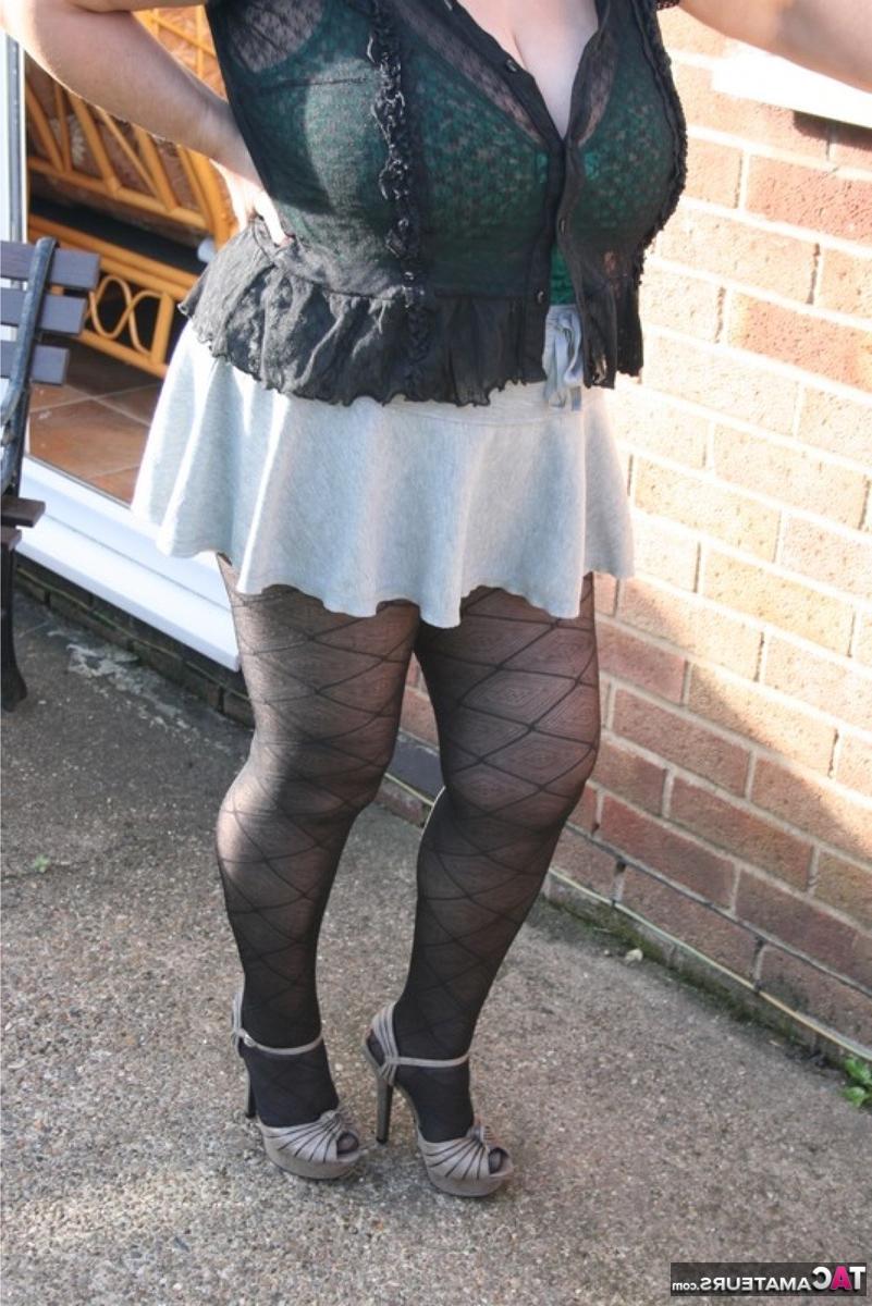 16P Die ältere britische fette Kinky Carol zieht sich vor ihrem Haus bis auf Dessous und Strumpfhosen aus