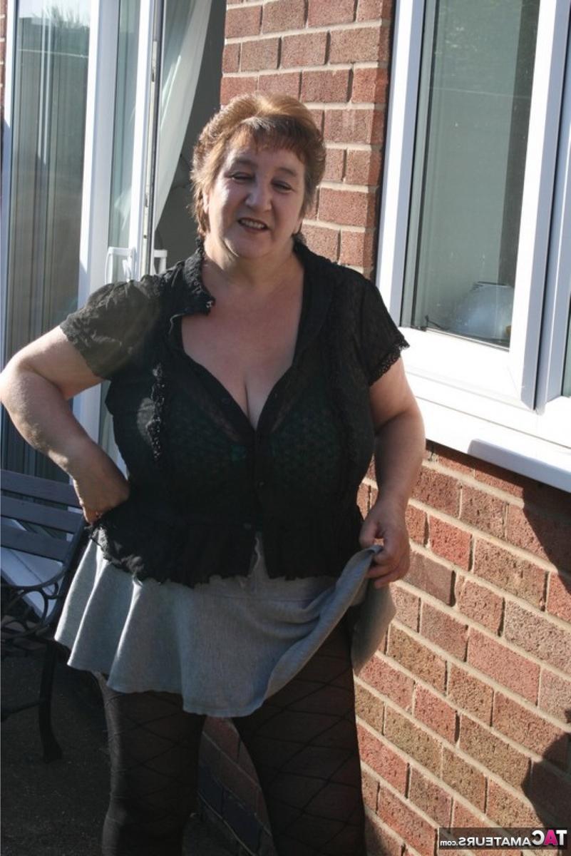 16P Die ältere britische fette Kinky Carol zieht sich vor ihrem Haus bis auf Dessous und Strumpfhosen aus