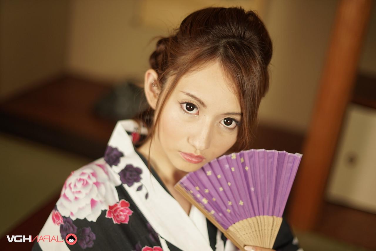 15P La belleza japonesa Reon Otowa sostiene un abanico antes de desnudarse por completo