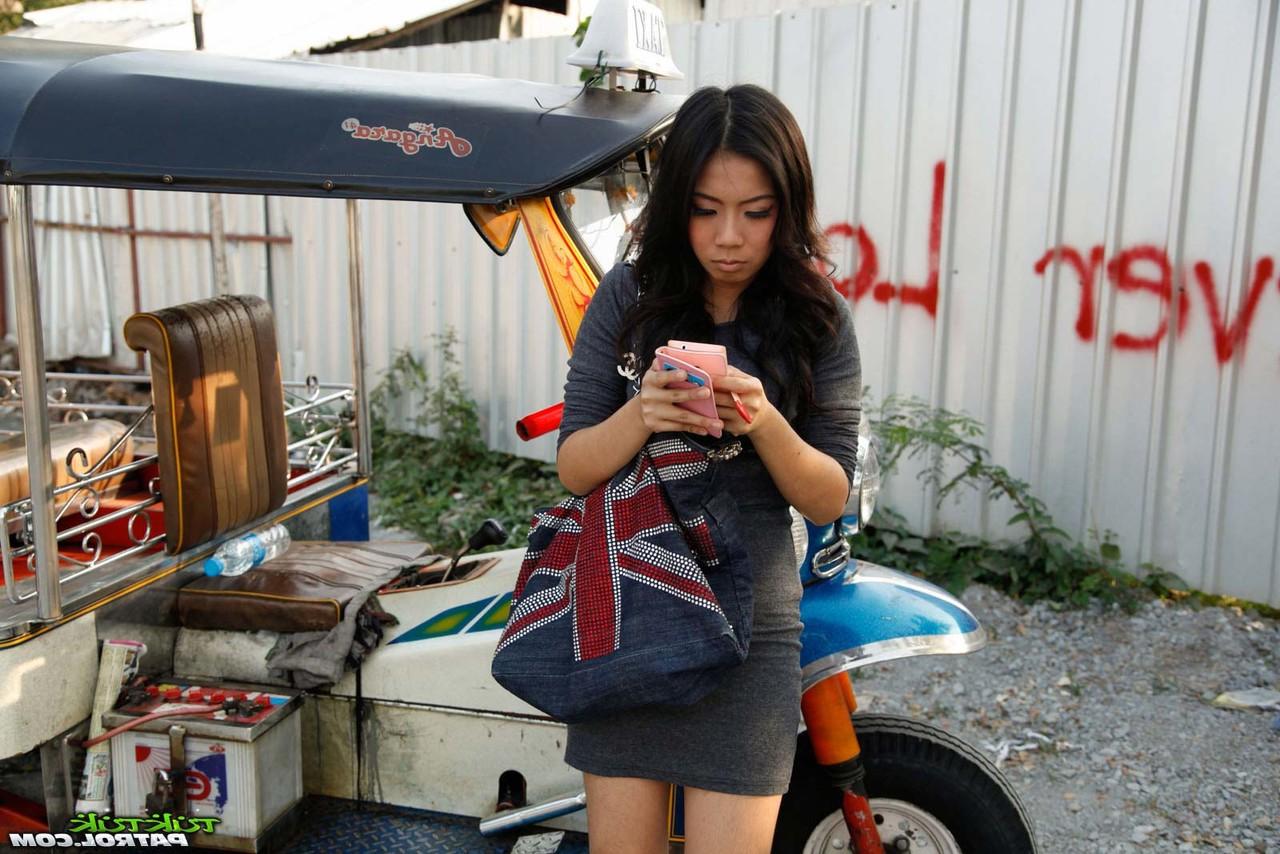 12P Thailändisches Mädchen parkt ihren vollen Busch auf dem Schwanz eines Sextouristen, nachdem es sich zunächst ausgezogen hat