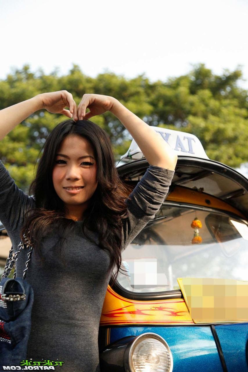 12P Thailändisches Mädchen parkt ihren vollen Busch auf dem Schwanz eines Sextouristen, nachdem es sich zunächst ausgezogen hat