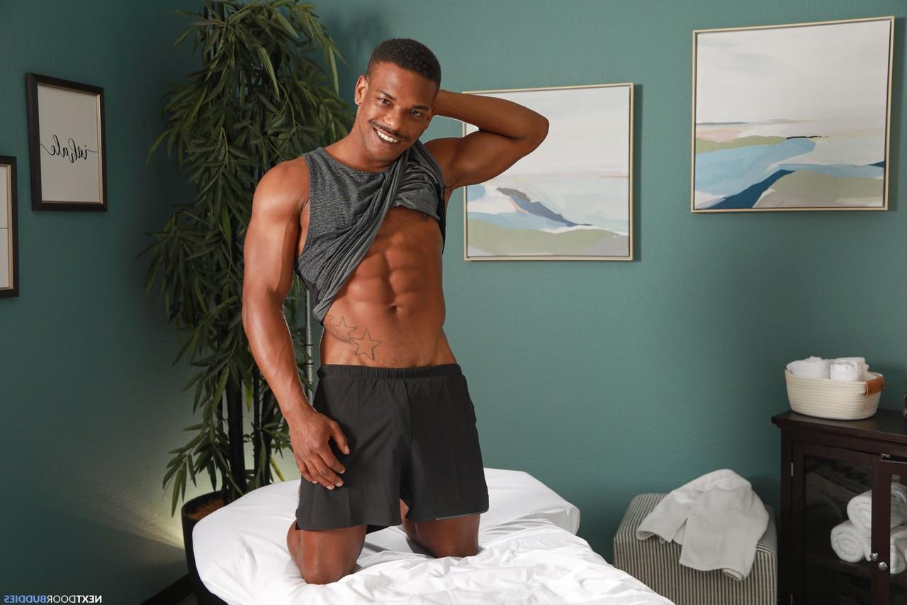 20P Massagista gay faz sexo anal interracial com o musculoso garanhão negro Adrian Hart