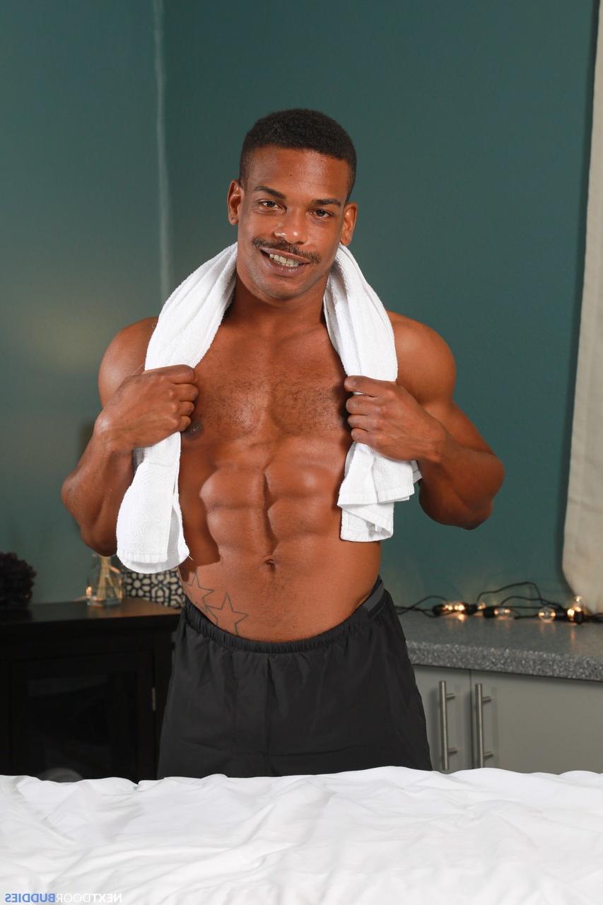 20P Massagista gay faz sexo anal interracial com o musculoso garanhão negro Adrian Hart