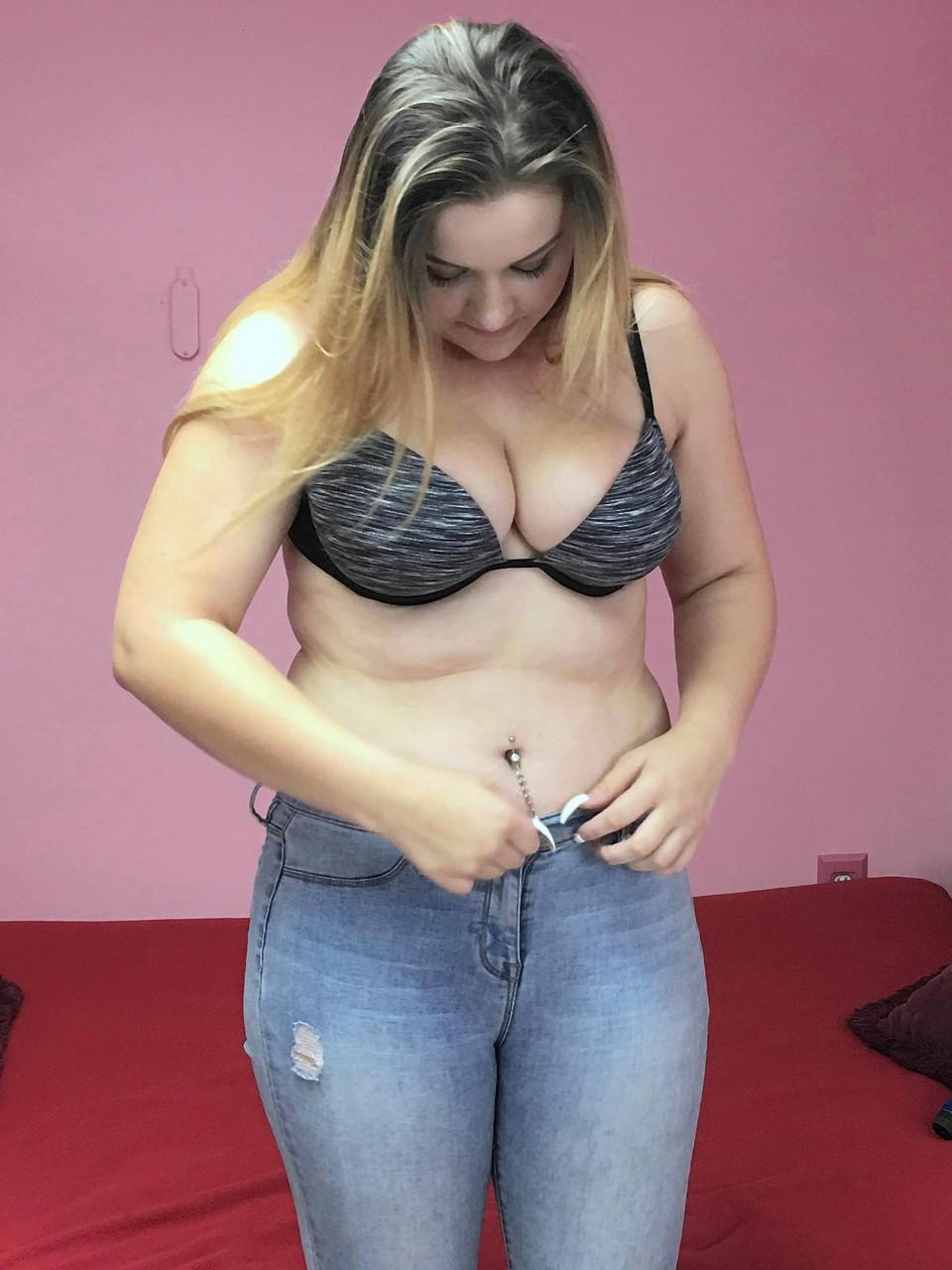 20P Das üppige Amateur-Babe Dymond Rose zieht ihre Fotze aus und gibt ihnen einen Dildo