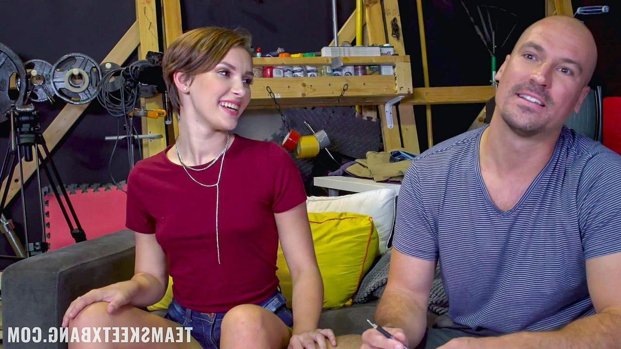 20P La jeune Natalie Porkman se penche sur la table du bureau et se fait baiser par son professeur.