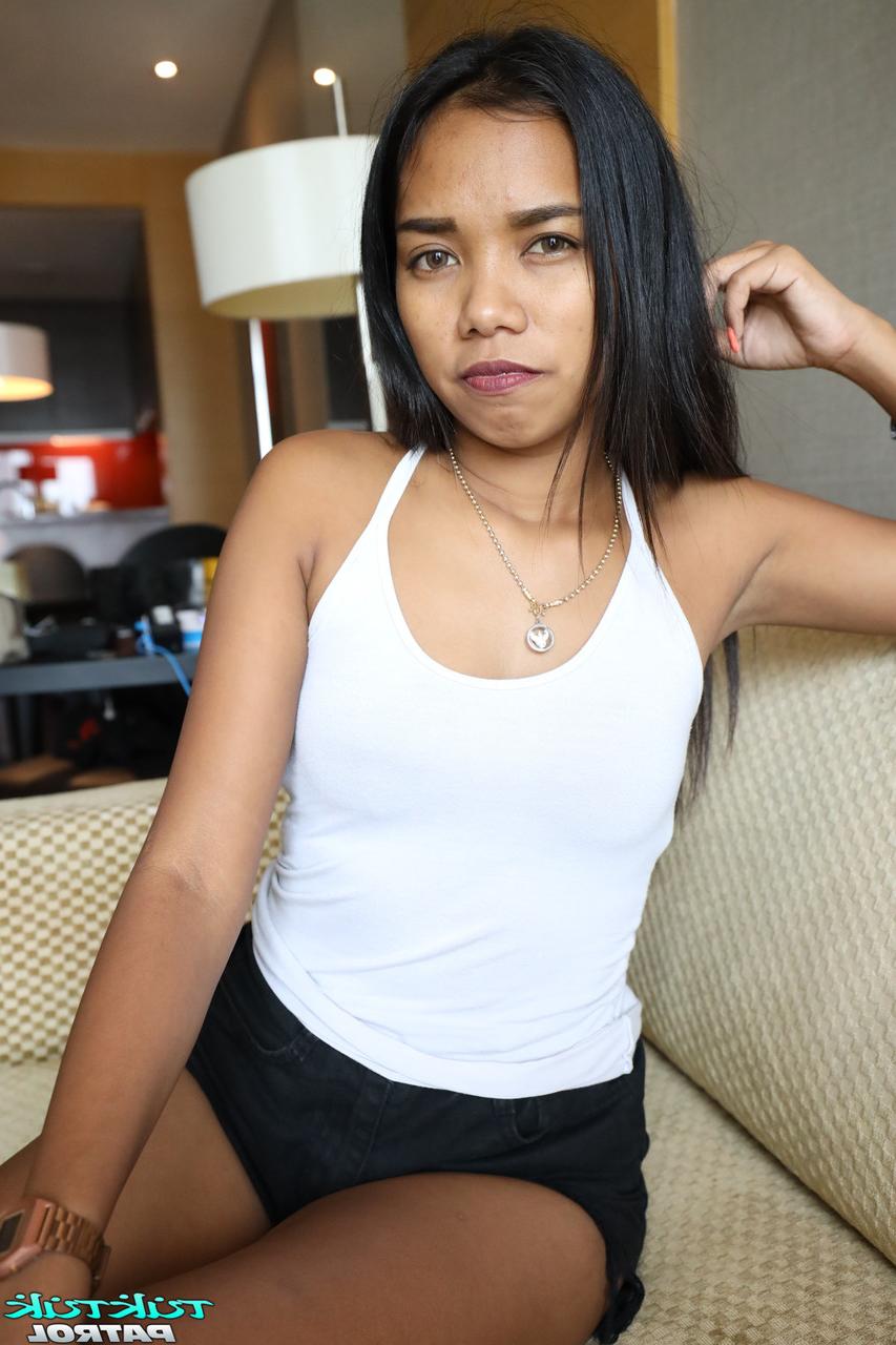20P La asiática morena Fon D monta una gran polla después de un striptease sexy