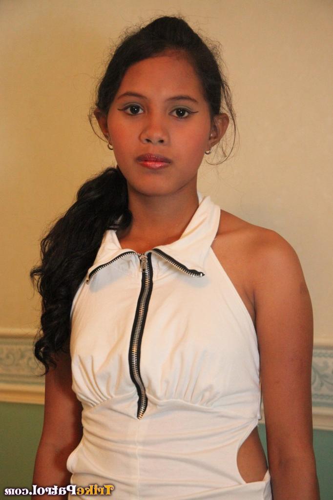 16P Pequena menina filipina de dezoito anos não esconde pêssego com barba por fazer do cameraguy